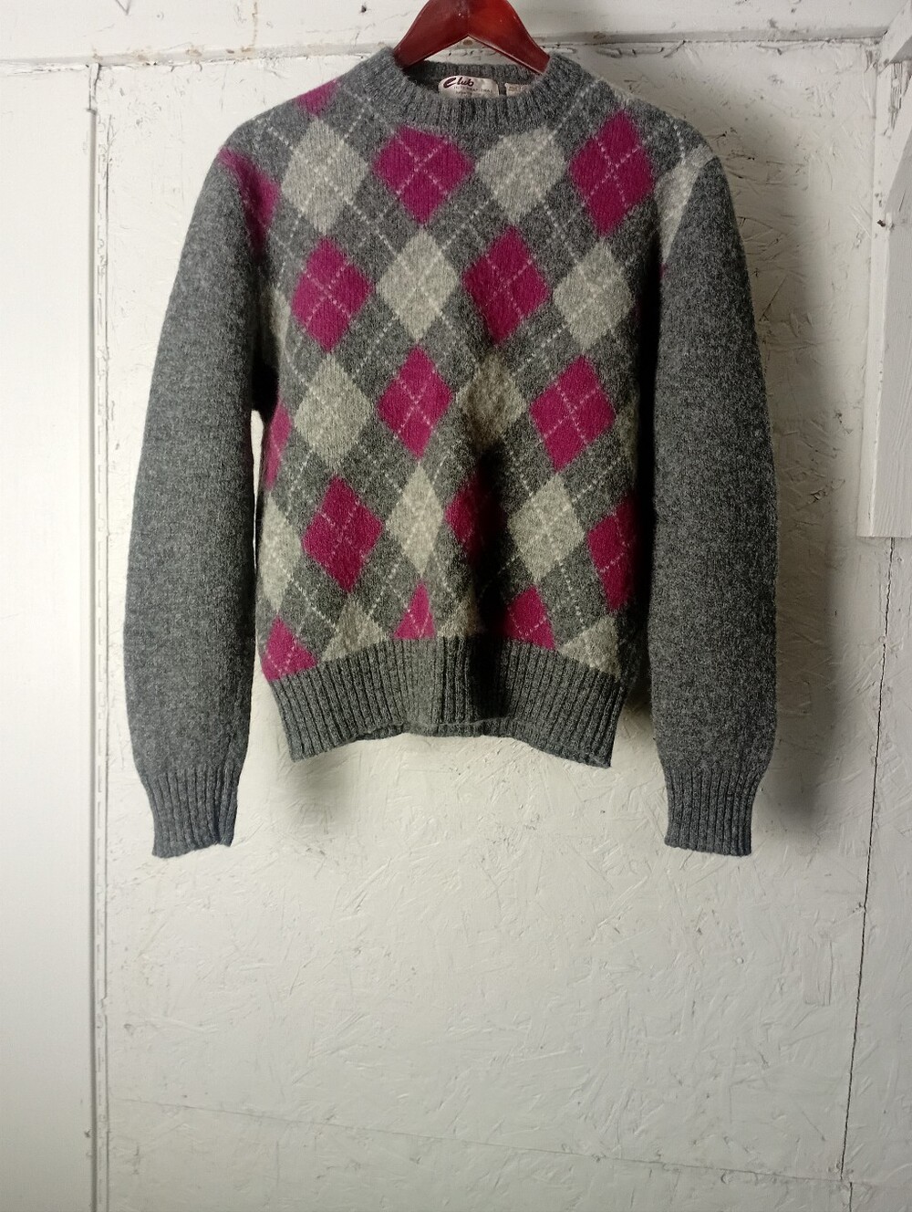 Classic Scottish Shetland Wool Argyle Sweater Gray Fuschia Pink colors Medium